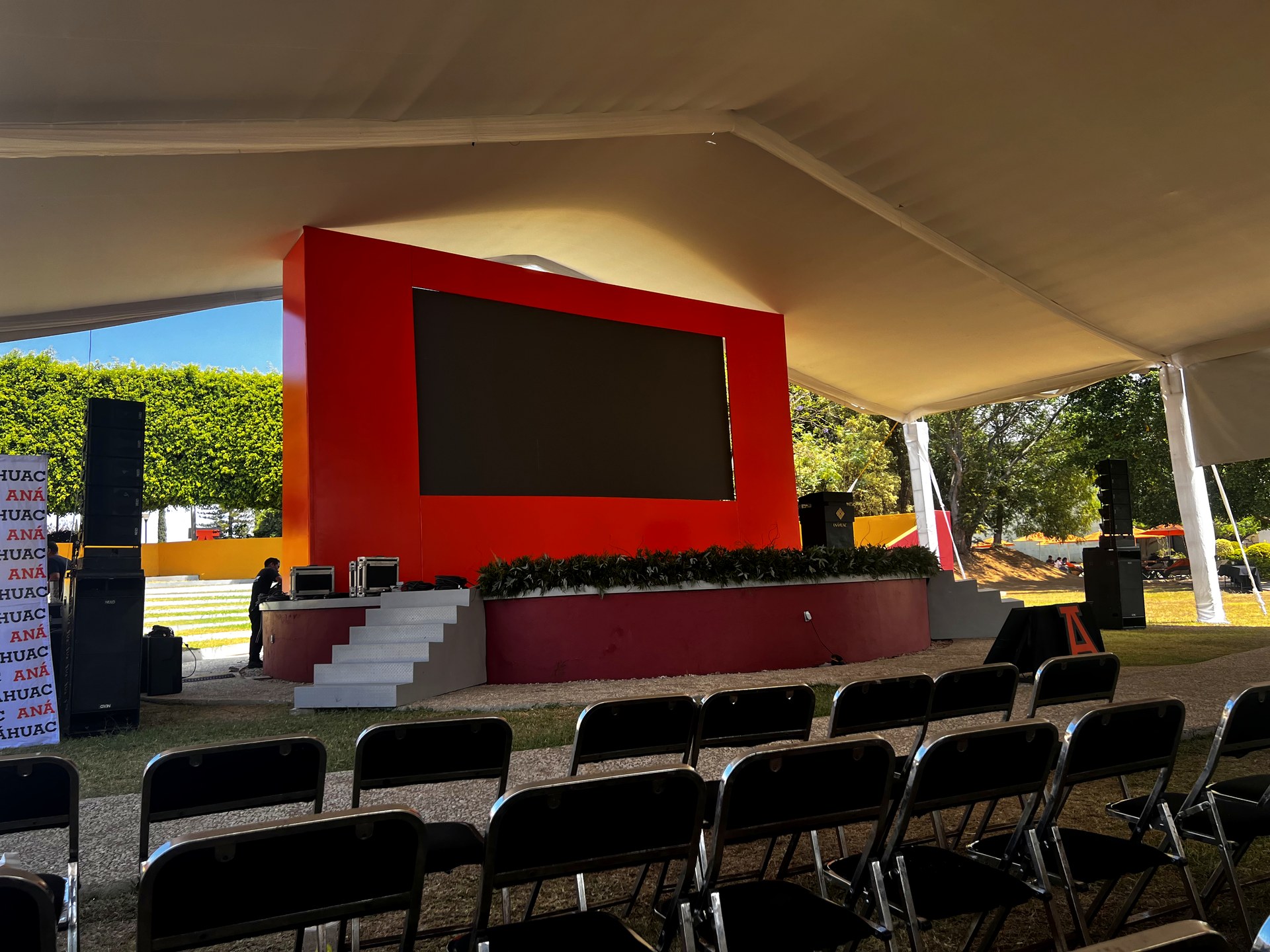 Evento institucional Universidad Anáhuac Oaxaca con pantalla y producción Prolonsa