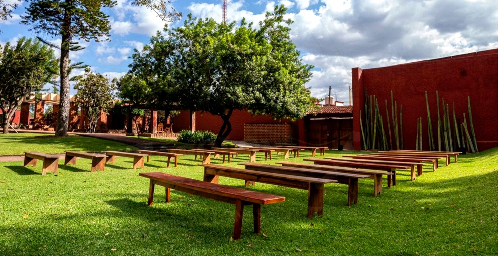 Ceremonia exterior en jardín con bancas de madera Prolonsa Oaxaca