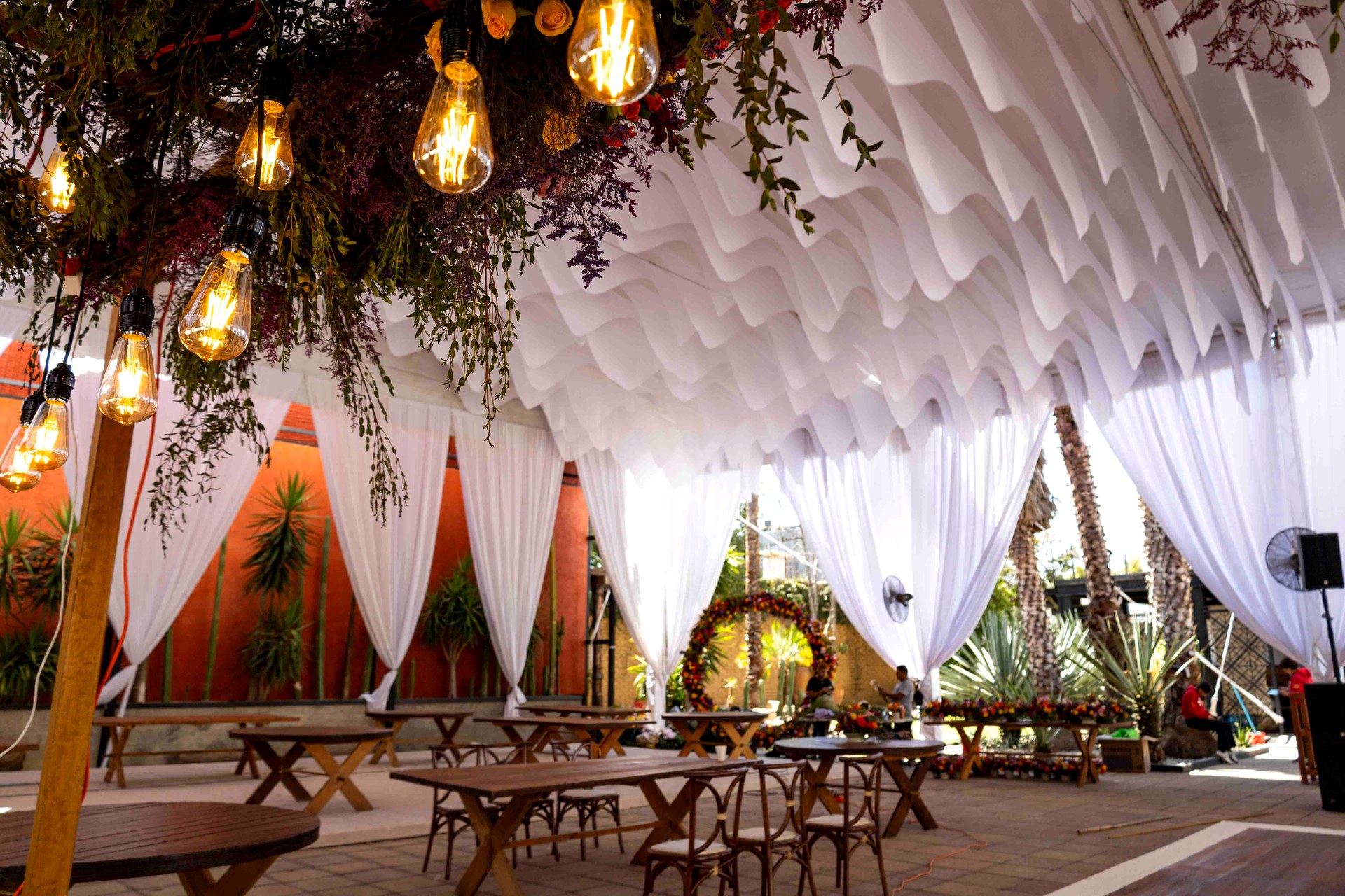 Ambientación nocturna con iluminación Edison para evento social en Oaxaca