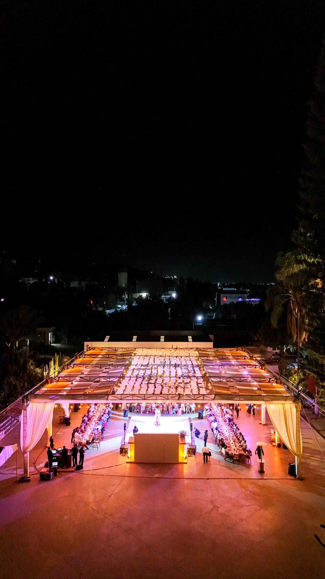 Boda y evento premium montado por Prolonsa en Oaxaca con carpa, mobiliario e iluminación